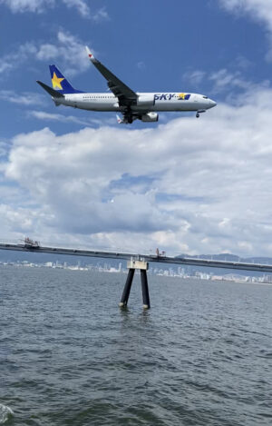 神戸空港へ着陸する飛行機